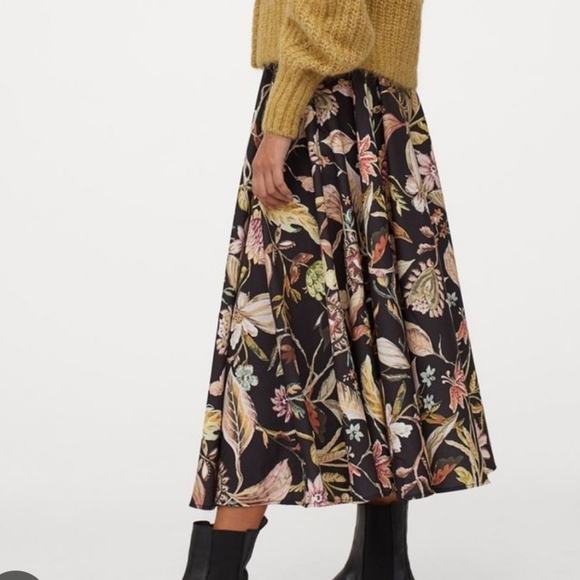 H&M calf-length, flared skirt in a botanical pattern. - Picture 10 of 11